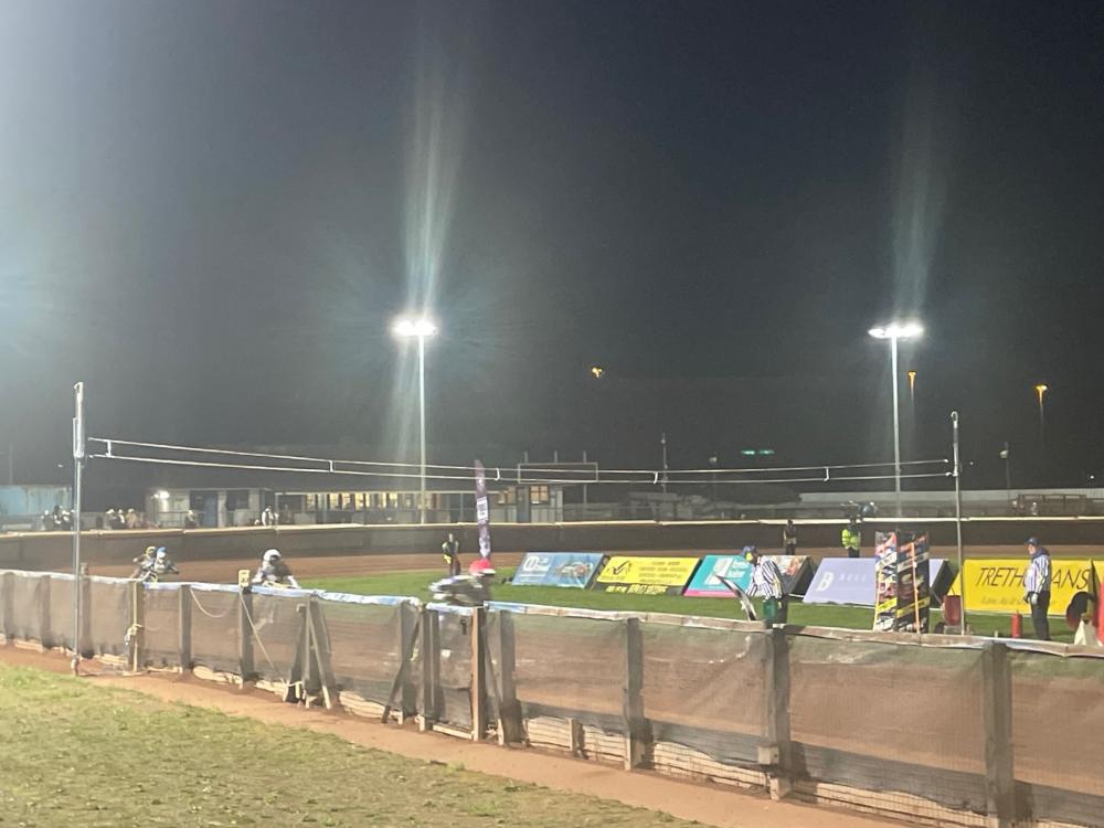 Rowe records win to scoop cash prize in Blue Riband event at Poole